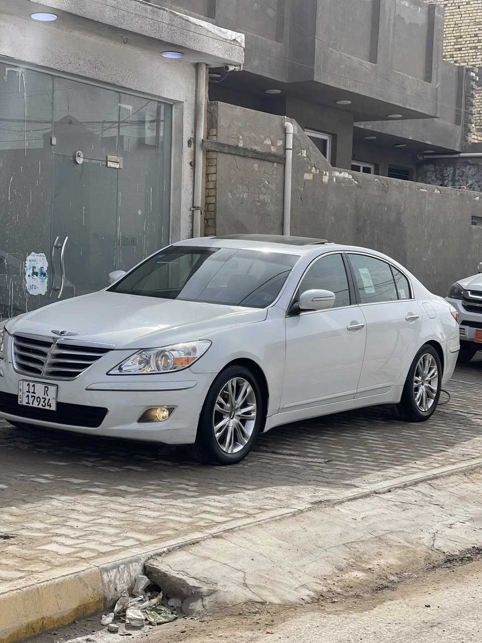 تحية طيبة 
السعر :125 ورقة وبيها مجال بسيط  
جينيسيس 2011 رقم بغداد بأسمي تحويل مباشر مجدد كلشي هزة وسنوية 
السيارة ماشية 100 الف بشرط حقيقي 
فول مواصفات للاخير كلش 
حجم المكينة : 6 سيلندر المرغوب 
السيارة جاهزة  
المواصفات 
-بصمة 
-فتحة 
كشنات حضن كهربائي (2) 
-اشاير مري +3 قطع تبريد 
-بردة كهربائية 
-ستيرن كهرباء +خزن ميموري 
-سايد بريك بصمة + اوتو هولد 
-شاشة +كامرة + حساسات كلة ( بلاد) 
 بيها اربع قطع صبغ وسونار موجود 
للاستفسار :***********
