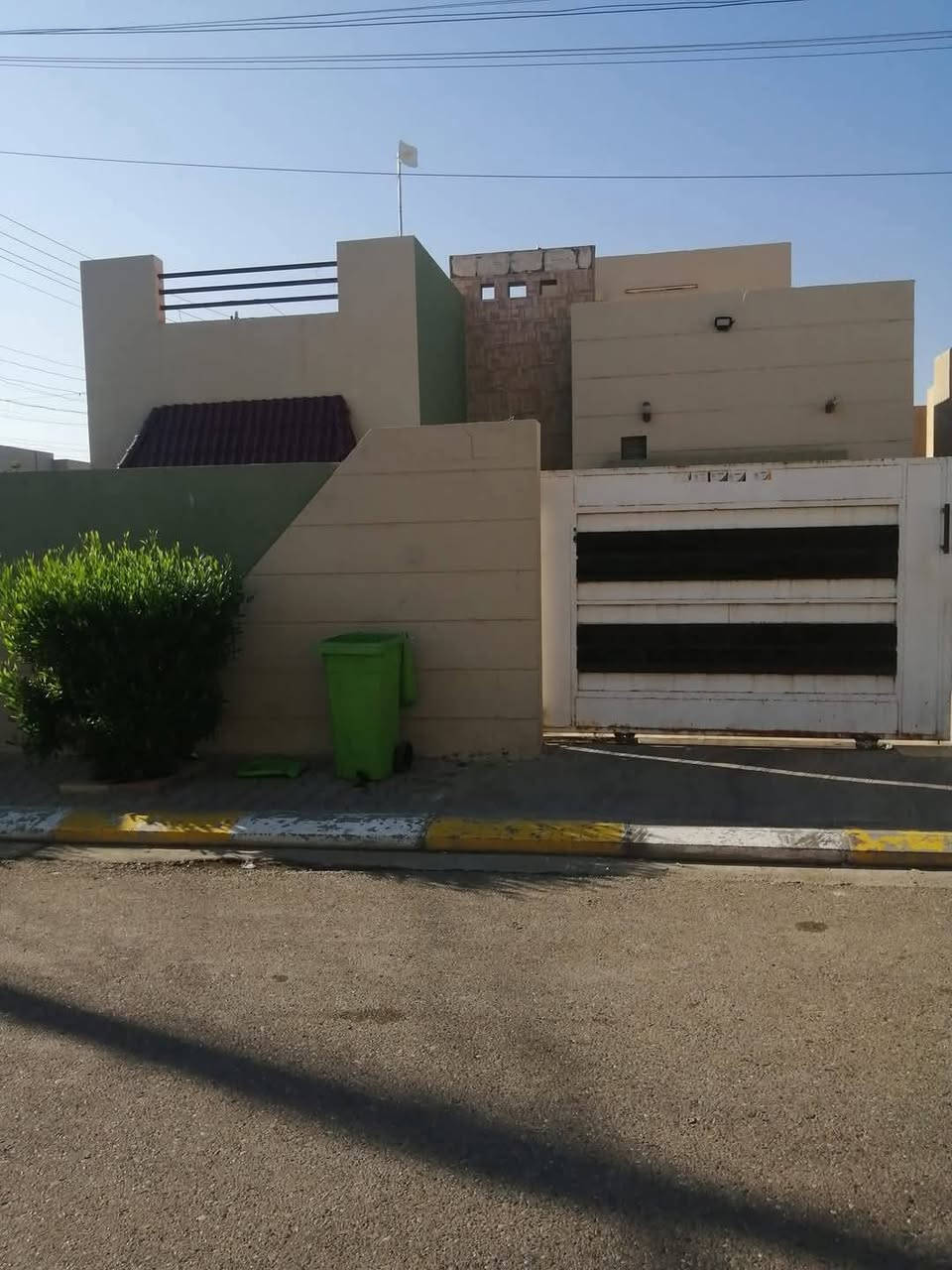 دار للبيع مجمع الجوهرة السكني ركن وجها عالمعارض مساحة ٢٧٣ على شارعين مقابيل روضة طابق واحد غرفتين نوم وصالة محوره وغرفة استقبال سند كامل  للإستفسار التواصل على الرقم ***********
