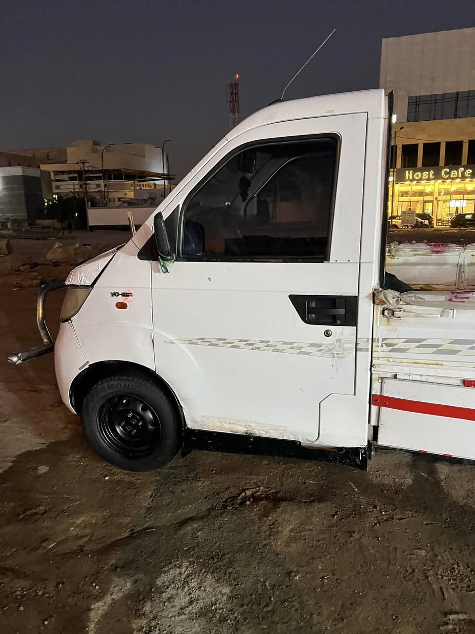 سلام عليكم شباب سياره شيري مديل 2011     راعيها يمي سنويه تنتهي بل 27 سياره ماعليها شي  كير وا محرك مكفولات كهربيات جاهزه بس لايت واحد مايشتغل وصطاب مكسور الوره سعر ٢٧ بيها مجال حك جيه بكاني بصره ٥ميل *********** رقم بس وتساب مفتوح بيه مستعجل على بيعهتا سياره مرتبه.
