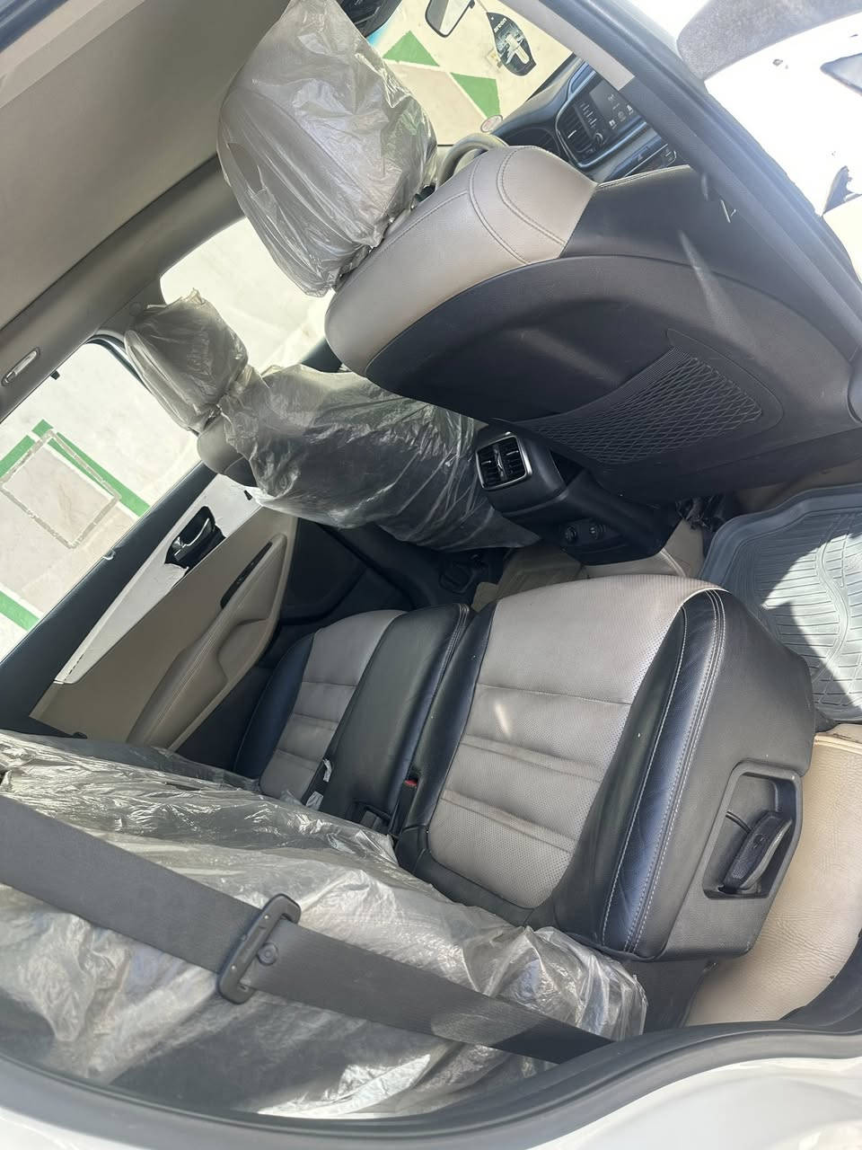 السلام عليكم سورنتو للبيع 20 فول دفع رباعي هاتف ***********
