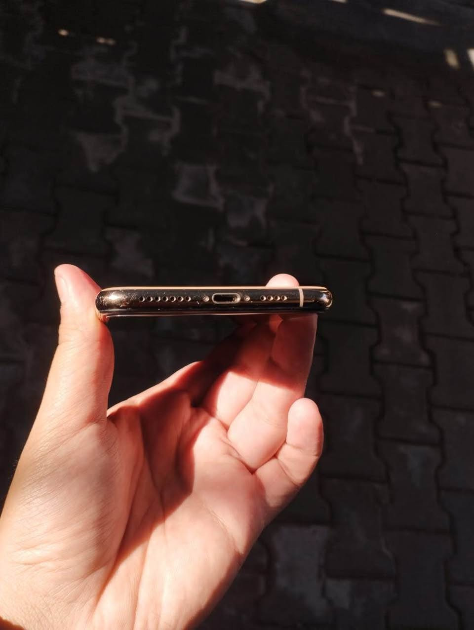 السلام عليكم ورحمه الله 
ايفون اكس اس ماكس 
ذهبي 
ذاكره ٢٥٦ 
مبدل قطعه وحده بطاريه فقط لا غير 
وفيس ايدي واكف بس شاشه ممبدله بلاديه
للبيع فقط  ١٧٥ونهايته١٥٠ قفل قفل قفل مستعجل عليه عدي شغله بفلوسه اليوم 
هذا رقمي *********** بي واتساب 
مكاني بغداد الحسينيه الراشديه وتوصيل ماعندي بغداد, العراق
