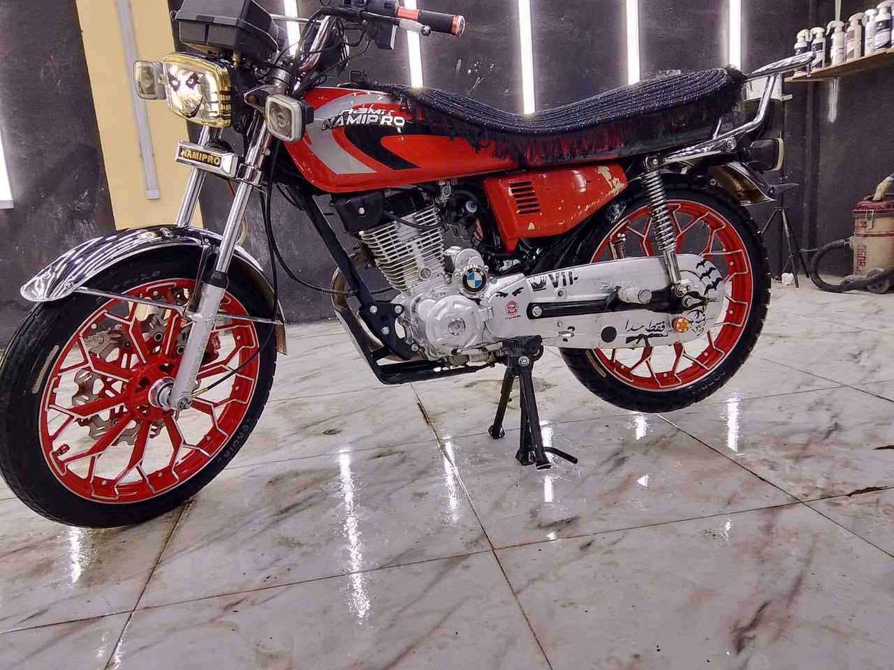 سلام عليكم  دراجة لبيع  نامةبروشرط ايعيب مابي
موديل ٢٠٢٤👌🏻
 نقصهة باتري 
بس رقم موجود
***********
