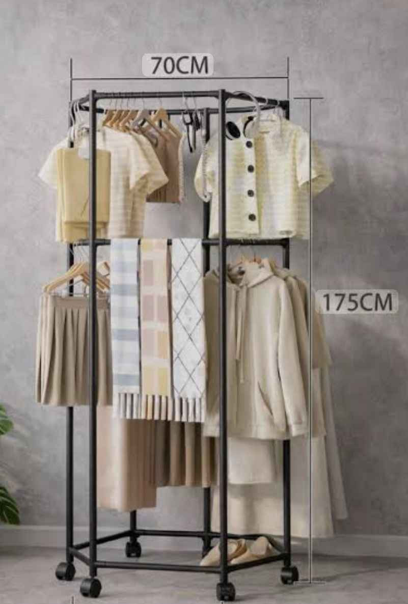 رف ملابس معدني دوار بزاوية 360 درجة، يتميز بتصميم سداسي الشكل ويوفر مساحة تخزين كبيرة مع عجلات لسهولة الحركة. 
الأبعاد: الارتفاع 175 سم، العرض 70 سم، والعمق 36 سم. 
الهيكل: مصنوع من المعدن مع قاعدة دوارة لسهولة الوصول إلى الملابس. 
التخزين: تصميم مزدوج الطبقات يسمح بتعليق أنواع مختلفة من الملابس والأوشحة. 
المميزات: يحتوي على عجلات دوارة لتحريكه بسهولة داخل المنزل. أربيل, العراق


**إذا كنت صاحب هذا الإعلان وتريد حذفه لأي سبب، رجاءا أرسل رسالة إلى الدعم الفني**