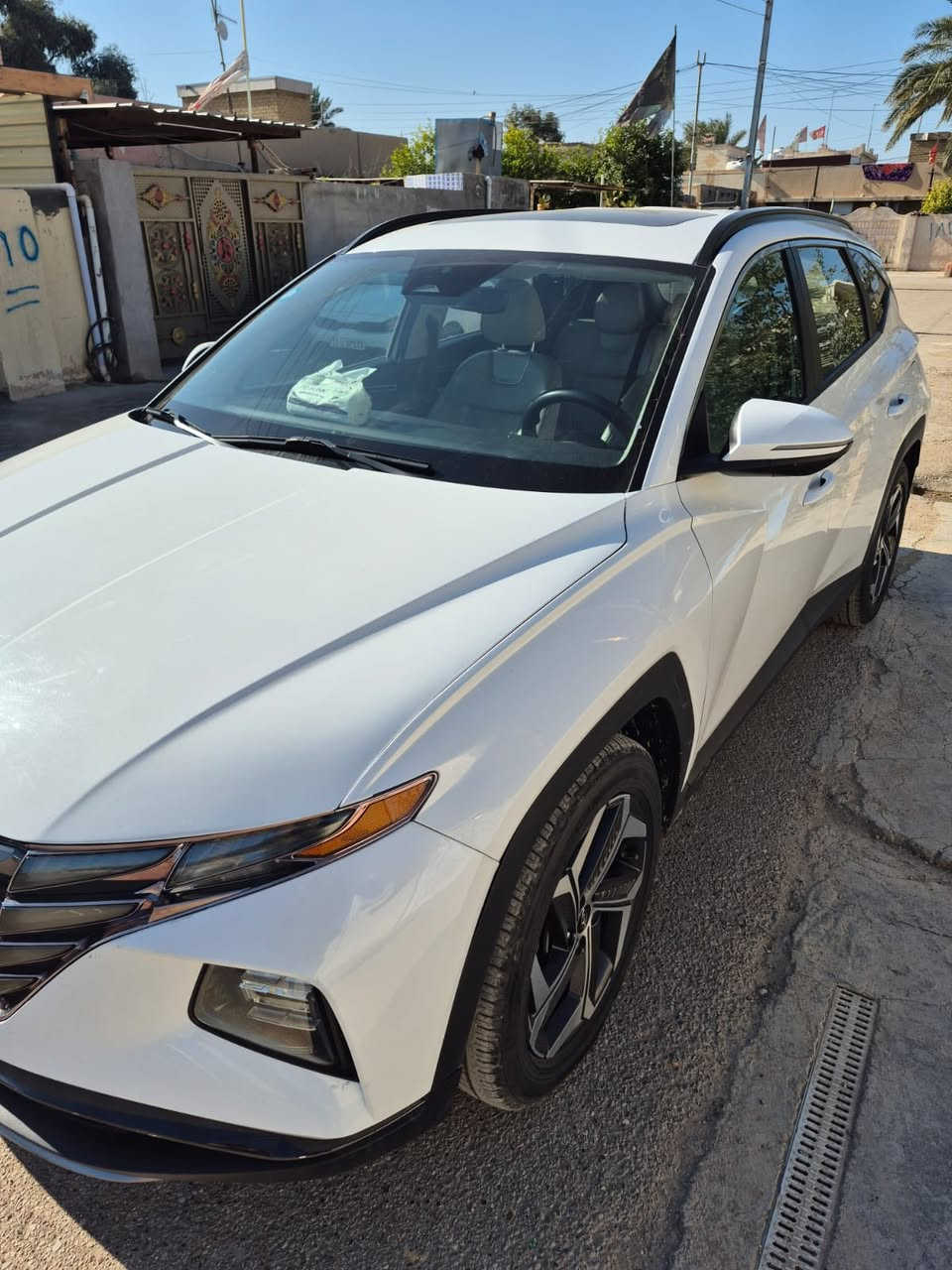 السلام عليكم
توسان وارد امريكي موديل ٢٢ للبيع 

صور الحادث مرفقة بدون دواخل بدون ايرباك حادث سطحي نفسه معدل ومصبوغ والجاملغ مبدل 

السيارة فول مواصفات 

محرك ٢٥٠٠ ,رادارات، جامات أوتو، توقف ذاتي، فتحة، كرسي كهرباء، الجنطة كهرباء، تشغيل عن بعد، ويل كروم ١٩، كشنات ،

جلد، داخل ابيض، وكراسي تدفئة وتبريد

تحديد مسار وتنبيه خروج عن المسار 

هاند بريك دكمة وبعد بيها مواصفات 

السيارة ارضيتها مدوشمة جلد 

السيارة رقم بغداد بأسمي 
باتري جديد تايرات بعدها جديدة 

سنوية ٢٠٢٩

السعر ٢٠٠ ورقة وبيها مجال بسيط 

الموقع بغداد جسر ديالى الجديد منطقة ٩ نيسان 

للتواصل ***********
