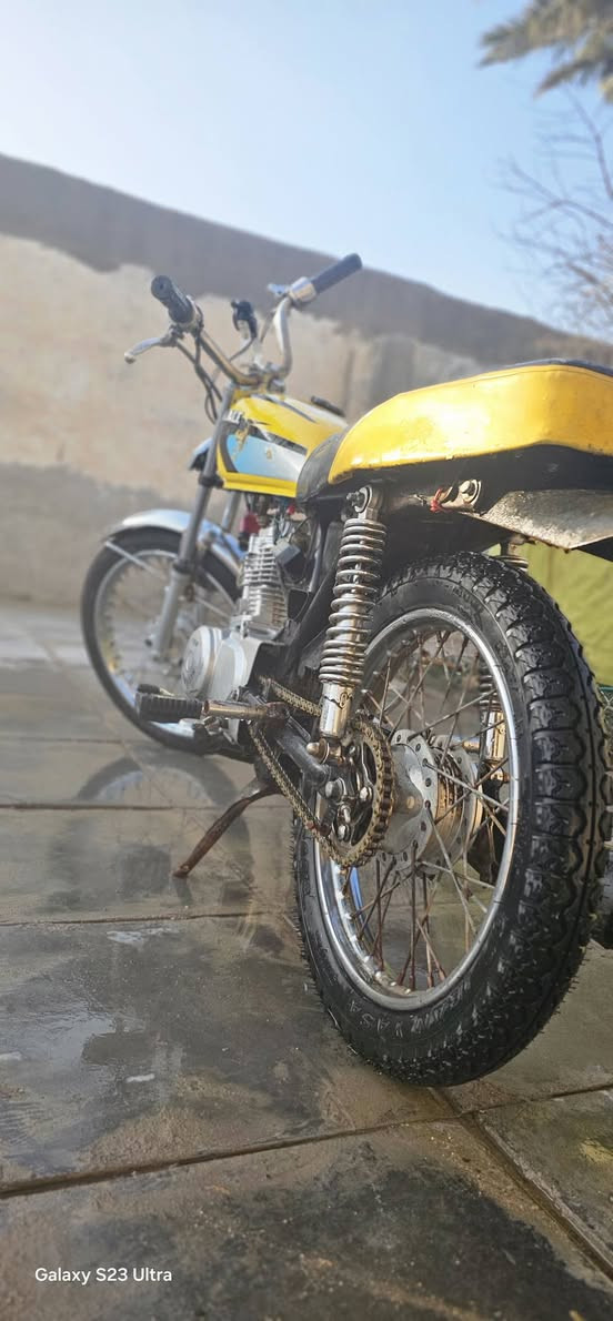 تحية طيبة.... 
دراجة للبيع (كلك كلك كلك)  
محرك 23 مافتوح (رابيدو) دراجة زينة مرتبة 
كلشي گدامك بلصورة شوف وتأكد 
أي ملاحضة عندك احجيها قبل لاتجي 
مكاني ناصرية قرب جسر الهولندي(سيطرة الهولندي) 
السعر السعر.. (450) مع مجال بسيط وبدون أحراج 
رقم هاتف...  *********** وبيه واتساب وماسنجر مفتوح 
عزيزي رجاءً اذا مو شراي لاتعبنة وياك.......  كلشي گدامك واضح
