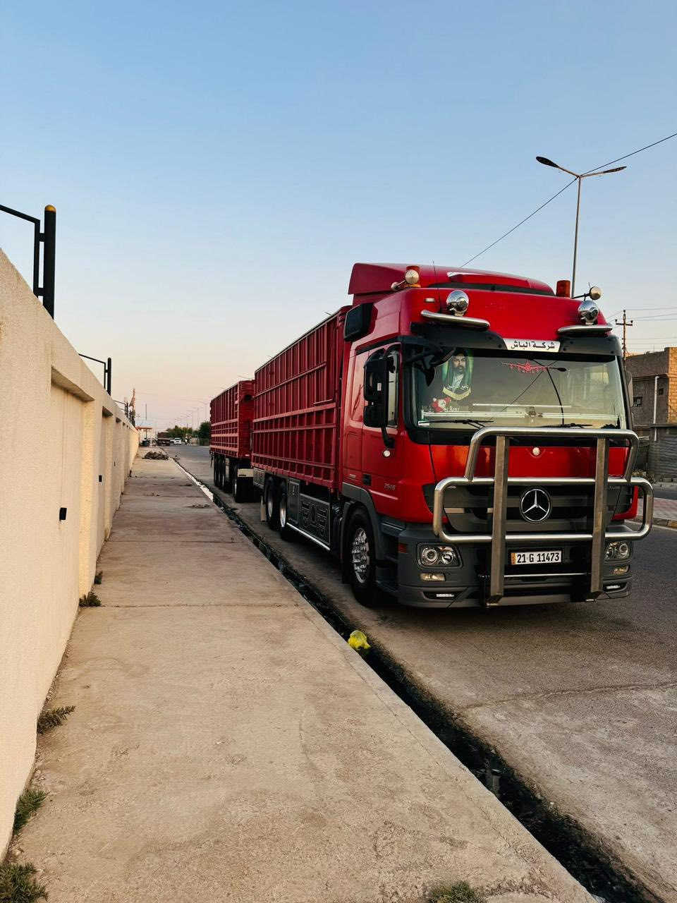 سلام عليكم
اكتروز حاجب 2011 
قاطره ومقطوره مربوطة وكاملة 
فول مواصفات للاخير  
سقف ليزر 
دبل منامية 
ثلاجة 
رتايدر 5 طكات 

تخم تاير راس وعربانة 
تخم ويل كروم راس وعربانه 
 
العنوان بغداد
للأستفسار 
0780 229 2222
