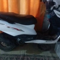 دراجة سكوتر لون أبيض/أسود، شكلها نظيف ومرتب مثل ما مبين بالصور، مناسبة...