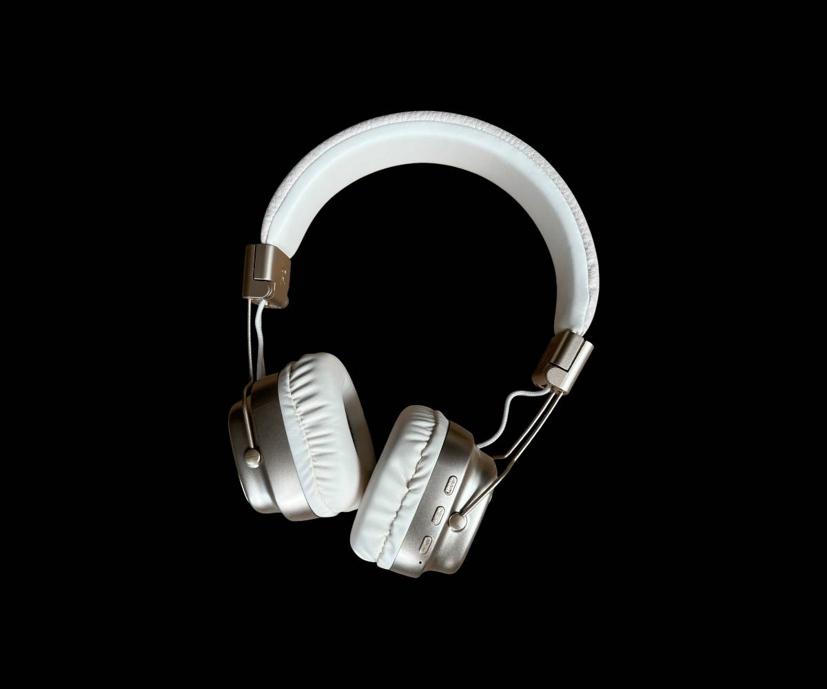 السعر 28 الف و التوصيل مجاني لكل المحافظات 

سماعة رأس بلوتوث JBL TUNE 440BT بإضاءة 3D LED – صوت Pure Bass

الاستخدامات:

الاستماع إلى الموسيقى بجودة عالية وباس قوي.

مشاهدة الأفلام والمسلسلات بصوت واضح ومحيطي.

إجراء المكالمات بدون استخدام اليدين.

الاستخدام اليومي في المنزل، العمل، أو أثناء السفر.

مناسبة للطلاب، الجيمينغ الخفيف، والتنقل اليومي.

المميزات:

تقنية JBL Pure Bass Sound لصوت عميق ونقي.

إضاءة جانبية 3D LED مضيئة بتصميم عصري جذاب.

اتصال Bluetooth V5.3 سريع وثابت.

تدعم Multi-Point Connection (الاقتران بجهازين بنفس الوقت).

بطارية بسعة 400mAh.

مدة تشغيل تصل إلى 40 ساعة.

زمن شحن تقريبي: ساعتين.

إمكانية إجراء مكالمات Hands-Free مع مايكروفون مدمج.

تدعم التحكم الصوتي.

إمكانية تشغيل عبر مدخل AUX.

منفذ شحن Type-C.

تدعم كرت ذاكرة TF.

أزرار تحكم جانبية (تشغيل، إيقاف، مستوى الصوت، تنقل بين المقاطع).

تصميم خفيف الوزن وقابل للطي.

وسادات أذن مبطنة ومريحة للاستخدام الطويل.

حجم الدرايفر: 40mm.

محتويات الصندوق:

سماعة JBL TUNE 440BT.

كيبل شحن USB.

دليل استخدام.

الملاحظات:

قياس الكارتون:

الطول: 16 سم

العرض: 7.5 سم

الارتفاع: 19 سم

تتوفر بعدة ألوان (أبيض، أسود، بني).

اللون والإضاءة يضيفان طابع مميز أثناء الاستخدام الليلي.

يفضل شحن السماعة بالكامل قبل أول استخدام.

أبعاد الكارتونة:

16 × 7.5 × 19 سم