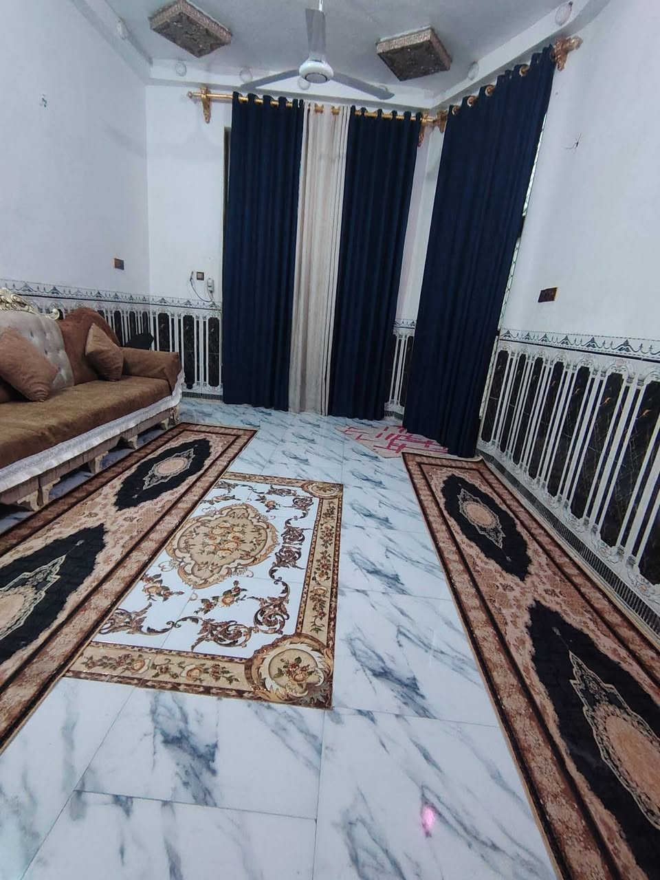 عقار للبيع ١٥٠.. بناء جديد.. عكادة.. طابقين.. جاهز..واجهة ٧ونص ونزال ٢٠ متر.. يحتوي على ثلاث غرف واستقبال.ومطبخ.. وصالتين وكراج كبير.. العنوان حي الزهراء خلف المستوصف الصحي والمدرسة.. جهة أكاديمية الشرطة. للاستفسار ***********..
