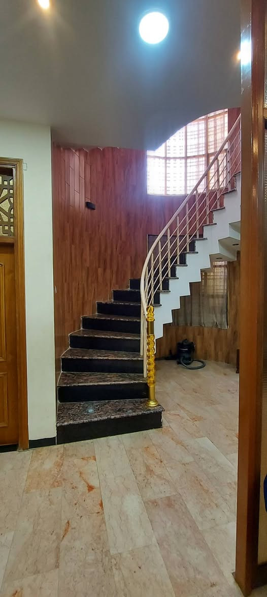 بيت للبيع مساحه ٢٥٠ بناء حديث منطقة الرواد الحاكيه الشارع النافذ قرب محطة مجاري الرواد التفاصيل على الرقم ***********
