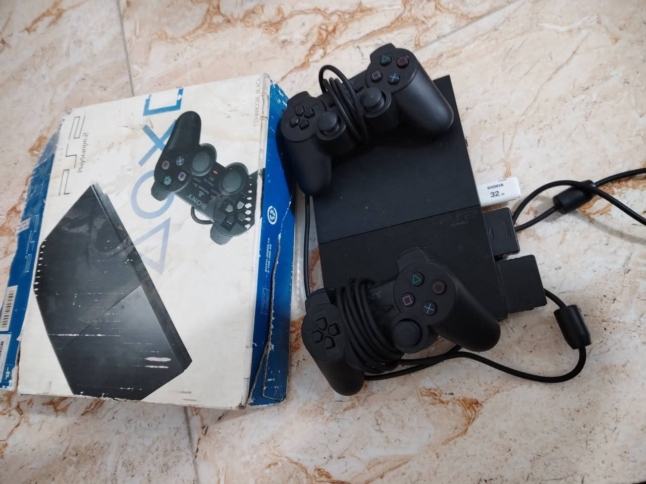 بلي PS2 بلي ستيشن ٢ سلم  للبيع كامل نضيف حيل ويا هارد وفلاش ٣٢ كيكا بي ٤٥ لعبة تقريبا ويا يدات ٢ شغالات بلي نضيف كبل تشغل وتلعب للبيع ب٧٥ بي مجال للشراي مكاني بعقوبة ***********
