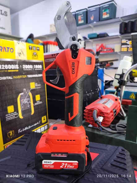 مقص بواری بلاستیک ppr حجم 50ملم ، برشلس ، دبل باتری 4 امبیر، سکین احتیاط ویاە، شاحن، ضمان سنە کاملە 
سعر 150الف
***********
