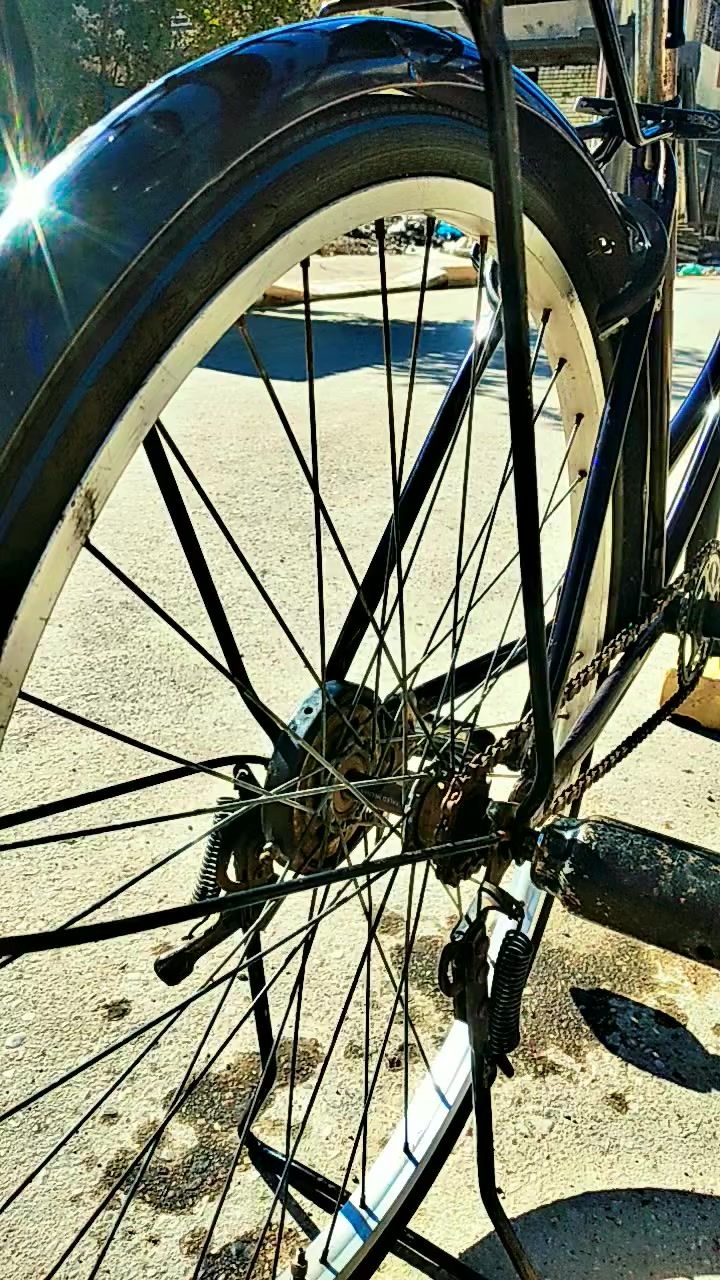 سلام عليكم بايسكل للبيع  26  
موديل 2023 
تخم تاير وجوب جديد 
الون بنفسجي 💜
البايسكل نضيف عوزة بس ببريكات

المكان واسط الصويرة  
الرقم   *********** 
🙋
