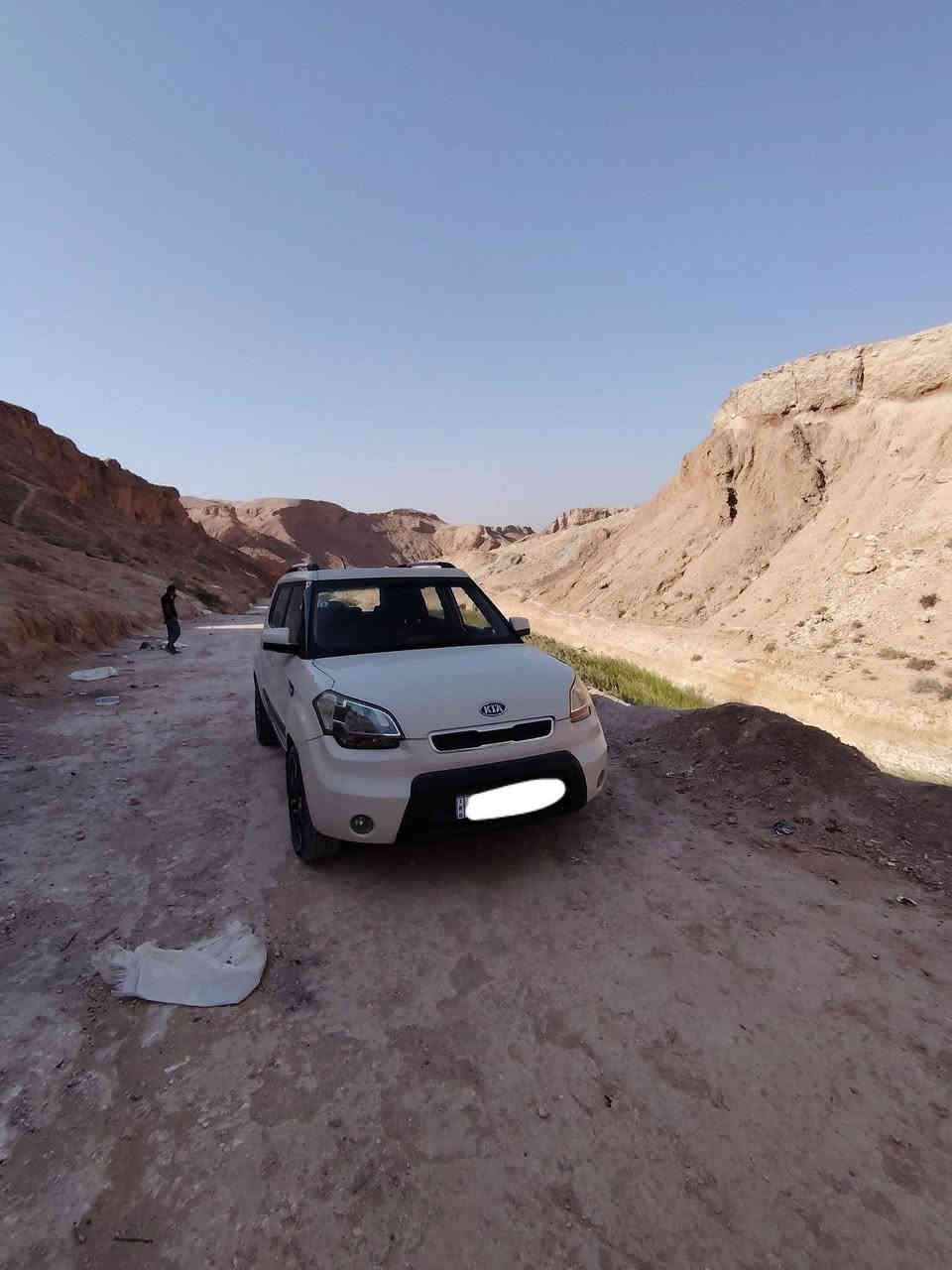 كيا صول موديل 2010 خليجي محرك 1600
+ويل 16
+فتحه
+مرايات شفط
+دواخل لونين
+كامره حساس خلفي
رقم بغداد بأسمي رقم جديد
شرط التحويل 
بيها صبغ ثلاث قطع جمالية  بدون دواخل 
السعر 105 وبيها مجال بسيط 
مكاني واسط مركز المدينة 
***********
***********
