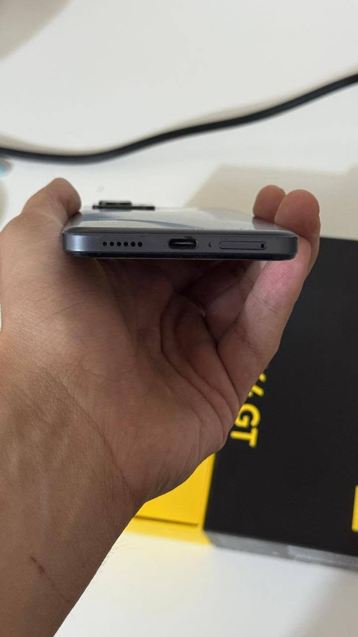 POCO X4 GT
📱 للبيع: POCO X4 GT (نسخة 256GB) كامل ملحقات وممفتوح ممبدل بي اي شي 
🔹 الموديل: POCO X4 GT
🔹 الذاكرة: 256GB UFS 3.1
🔹 الرام: 8GB LPDDR5
🔹 المعالج: MediaTek Dimensity 8100 (بتقنية 5nm) – أداء قوي للألعاب والاستخدام المكثف
🔹 الشاشة: 6.6 بوصة FHD+، معدل تحديث 144Hz، محمية بـ Gorilla Glass 5
🔹 الكاميرا الخلفية: 64MP + 8MP واسعة + 2MP ماكرو
🔹 الكاميرا الأمامية: 16MP
🔹 البطارية: 5080mAh
🔹 الشحن: سريع 67W
🔹 الصوت: سماعات ستيريو مع Dolby Atmos
🔹 الاتصال: يدعم شبكات 5G، Wi-Fi 6، Bluetooth 5.3، NFC (حسب المنطقة)، ومنفذ IR.
*ملاحضة:الجهاز بي شخوط بسيطة بل شاشة ونمش بل ظهر بسبب الكفر

السعر 180 الف دينار 

مكاني:نجف 

رقمي:***********
