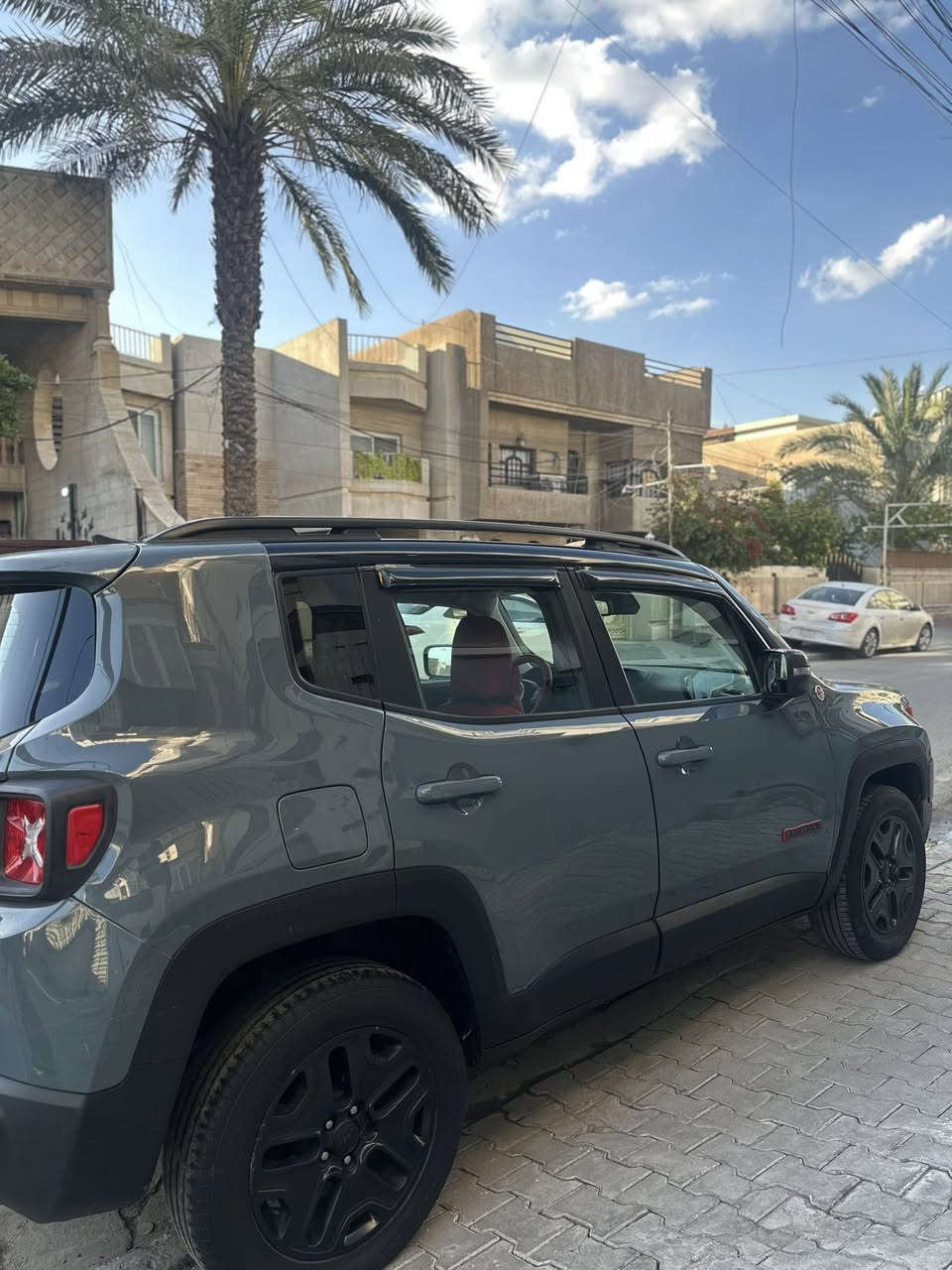 جيب رينجد ترايل هوك 2018 اقوى فئة 4X4 محرك 2400 مال كصة شادلها مال موديل 2023 المحرك ماشي 20 الف ميل والسيارة كلها ماشية 61 الف ميل كير 9 نمر داخل احمر جلد تبريد ثلج تدفئة جهنم حادثها جاملغ وبنيد قطعتين صبغ وقطعتين بارد الچيك انجن چان طافي بسبب البانزين مال آخر فترة اشتغل السبب حساس EVAP بانزين كله محسن ظهر وتبريد وصعدة جسر ماكو دوانز مي راديتر اصلي ماكو شي اسمه حماوة تخم تاير رب الجديد نواقصها : 
١- البلوجكتر الخلفي جهة السايق طافي 
٢- ولايت الضباب جهة السايق الامامي 
٣- دبة زراكة مكسورة (( ممزوفة تريد تسويها تريد لا ممأثرة سعرها 55 الف )) . 
٤- دچة الكير هاي مشكلة شائعة بكل الرينجيد سعرها هي وشغلها 50 
وهاهيه السيارة تخبل ابعد مكان واصلته شاطئ التاجي مجرد من البيت للدوام . 
💵 السعر : 115 وبيها مجال . 
بيع او مرواس واخذ فرق بسيارة SUV 
عنوان بغداد : الاعظمية / *********** / ***********
