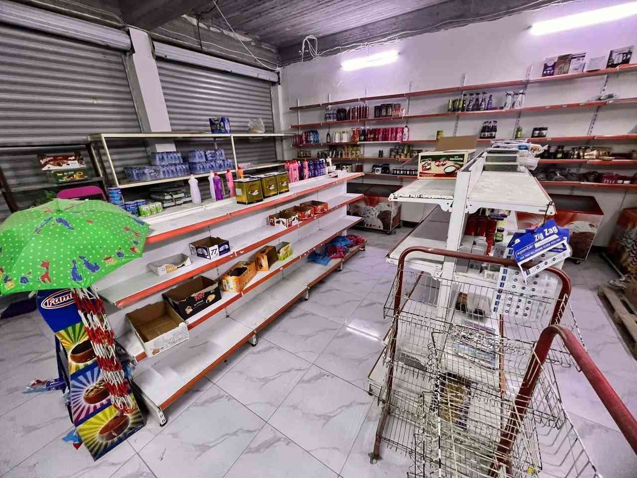 غراض اسواق للبيع شلع مابيع مفرد مكاني داقوق
سبعه برادات 
مجمدات ٢رفوف وبلام ميوزه واكو غراض مامصوره هم عارضات جبس اكبر حجم اثنين ماعده الي بلصوره شراي اتصال ***********
