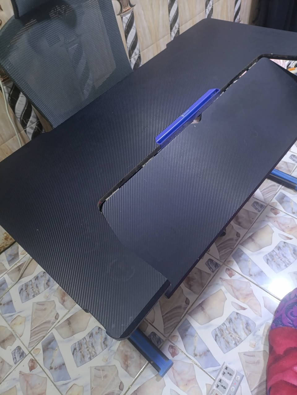 السلام عليكم طاولة فايبر كلاص والقاعده حديد كرسي مكتبي قاعده حديد مع 2 ستاد موبايل حديد الاصلي 
1.طاولة بيها منافذ عدد 3 شحن مع اضائة قوية في نصف الطاولة 
2.طاولة قوية وثقيلة كلش فايبر كلاص اصلي 
3.كرسي مكتبي مريح ابو الساحبة متعدد الاستخدامات 
4.ستاند عدد2 اصلي حديد متعدد الاستخدامات 
رقمي للتواصل ***********
