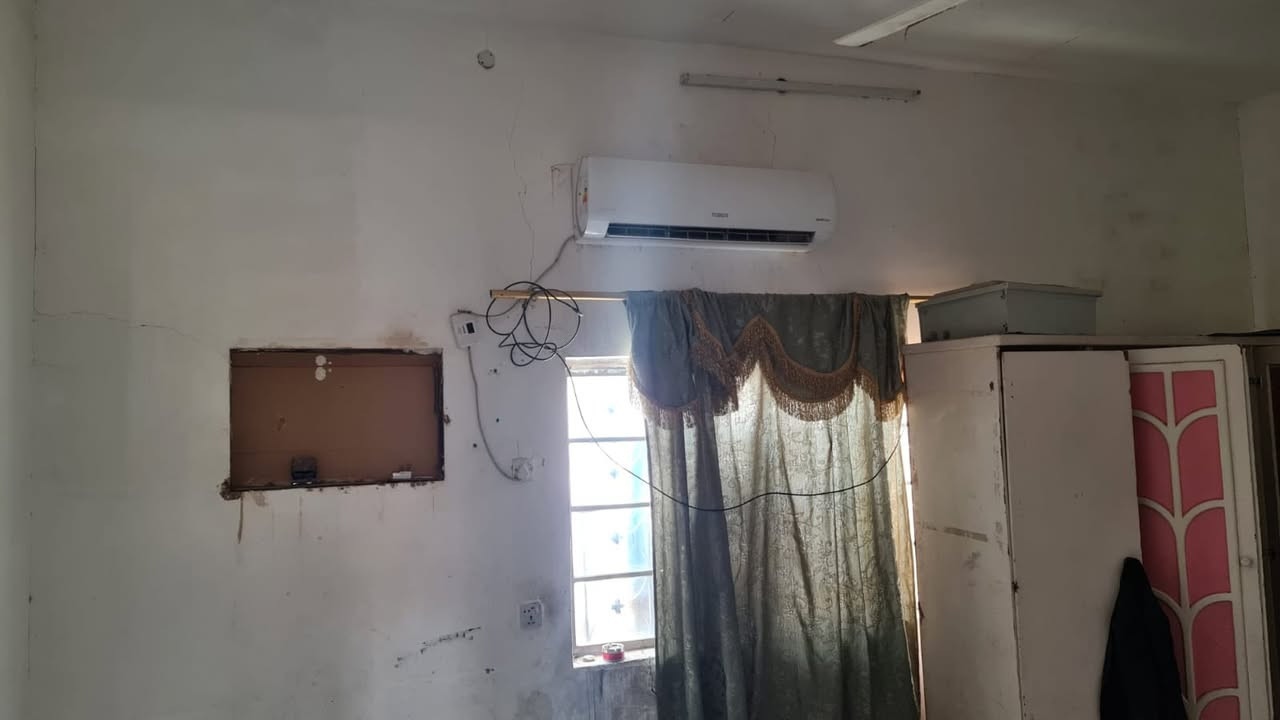 بسم الله الرحمن الرحيم
اللهم صل على محمد وال محمد

بيت للبيع زراعي سند ٢٥ مداور اسهم المساحه ١٧٠ متر  طابق ونص
فيه غرفتين نوم  ٦ متر وصاله 
واستقبال ومطبخ  وصحيات  
ومنور داخلي  وخارجي على شارعين
العنوان حي النفط مقابل البانزين
خلف مولدة سيد علي
السعر خاص وبي مجال 
فعلى الراغب بالشراء
مراجعة مكتب سيد ناجح الحافظ
***********
***********
