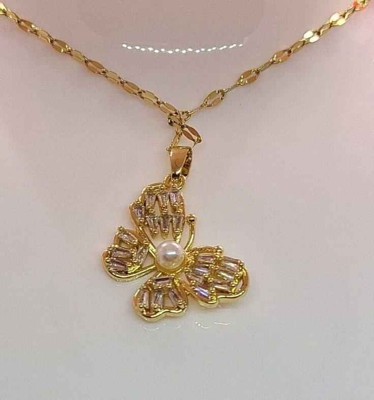 قلادة الفراشة🦋

لصاحبات الذوق الرفيع 💋
قلادة نسائية فاخرة مطلية بالذهب مع ميكرو مرصعة بحجارة الزيركون مع لؤلؤ 
✅طلاء ثابت
✅ذهب برازيلي اصلي
✅ مايتغير لونهه
✅متوفر باللون الذهبي
الاصلية 💯 الحجر الداخلهة اصلي زجاجي وليس بلاستك لون المعدن طلاء ثابت جداا  
🚘يوجد خدمة توصيل لجميع محافظات العراق ٤ الاف🚘 النجف, العراق


**إذا كنت صاحب هذا الإعلان وتريد حذفه لأي سبب، رجاءا أرسل رسالة إلى الدعم الفني**