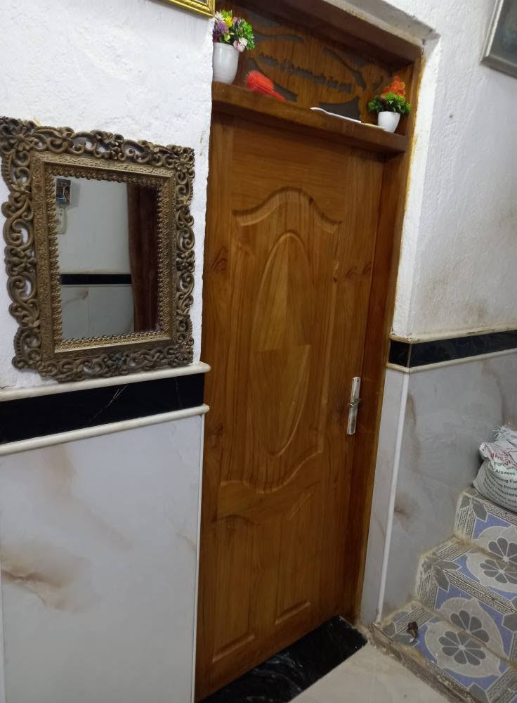 رقم الهاتف *********** واقع حال والدولة تريد طوبها المنطقة لان وفرت بيها كل الخدمات السعر ٨٥ وبي مجال يحتوي على غرفتين نوم وصاله جبيرة ومطبخ وديوانية وستارة عالية تقريبا مترين عمارة, ميسان
