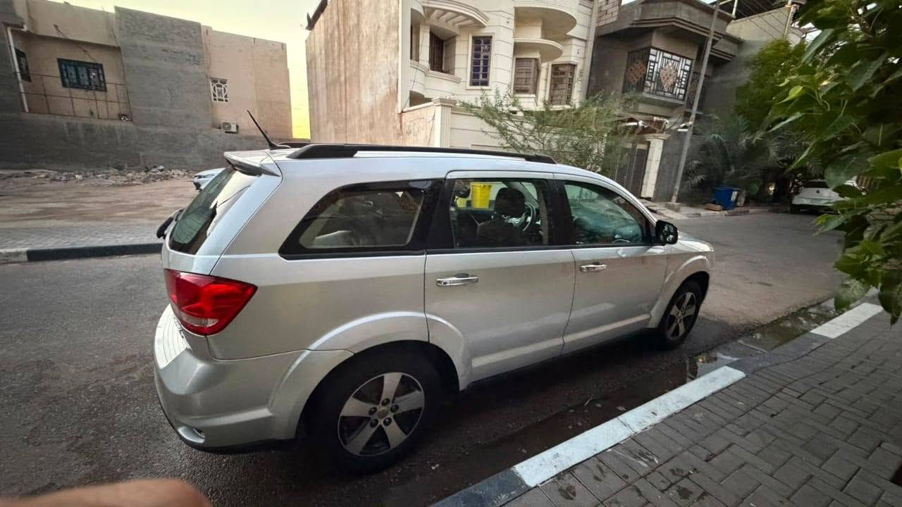 جورني 2013 ستة سلندر sxt شاشة جبيرة  سبعة راكب ثلاث قطع تبريد وارد امريكي بس ضربتها صفح جاملغ وشوية بنيد صور الحادث ما موجودة ع النت واليريد رقم الشاصي يدزلي رسالة بلكي يطلعها .. بيها منظومة غاز  .. رقم بغداد انكليزي
لون رصاصي 
تبريد وكلشي شغال لايتات جدد 
مبدل بيها ولف وشغالة المكينة حتى 200 تطلع سرعة ممكن تطلع لمكة .. حماوتها معالجة طبيعية 
السعر 103 وبيها مجال للشراي 
 ***********
