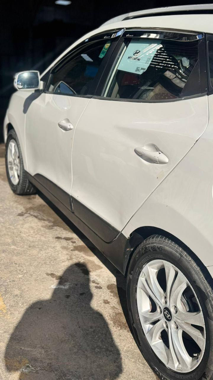 مكلف بنشر
توسان 2013  وارد خليجي 
رقم بغداد نكليزي 
مكينه 2000 
حادث السياره باب وجاملغ نفسهن 
وباب صندوك وحافت بنيد 
بدون دواخل  مكان السياره بغداد الزعفرانيه
لتواصل رقم ‎***********
