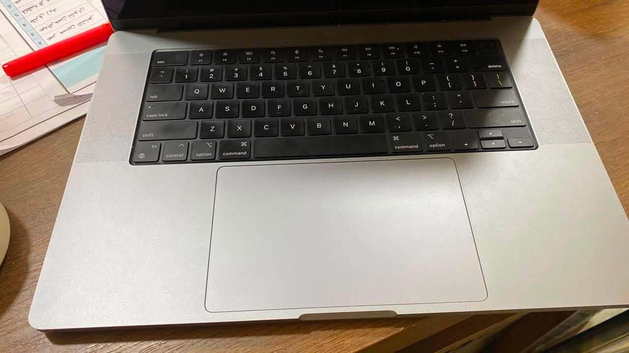🔥 للبيع MacBook Pro 16-inch (M2 Pro) نظيف جداً
للبيع جهاز ماك بوك برو 16 بوصة، وحش مال مونتاج وصناعة محتوى وشغل ثقيل. الجهاز غني عن التعريف بأدائه واستقراره.
📌 المواصفات:
 المعالج: Apple M2 Pro
 الرام: 16 GB
 الذاكرة: 512 GB SSD
 الشاشة: Liquid Retina XDR بحجم 16 بوصة (دقة 3456 \times 2234) ألوان خرافية للمصممين 
 النظام: macOS Tahoe
📋 
 حالة الجهاز: نظيف جداً وأخو الجديد (شغال وما بيه أي مشاكل).
 الملحقات: كل محلقاتة موجودة من كارتون وشاحنة والكيبل 
💵 السعر:
2,150,000 دينار
📍 المكان: الرمادي 
📞 للتواصل: ***********
