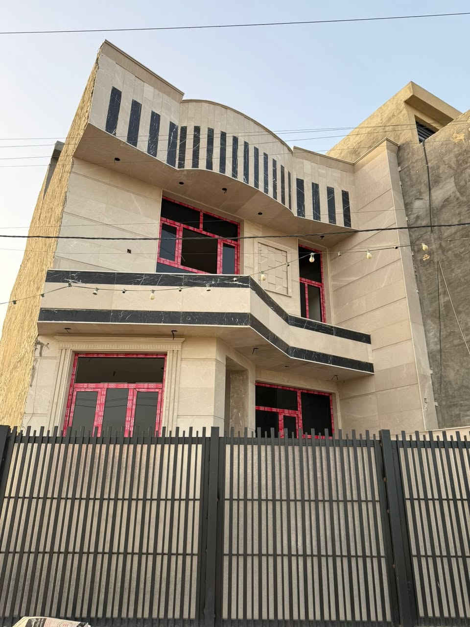 الدوره حي دجله
بيت 100 متر تستلم مفتاح 
السعر 205 مليون  بيه مجال 
مشجر مع إضافة 
***********
