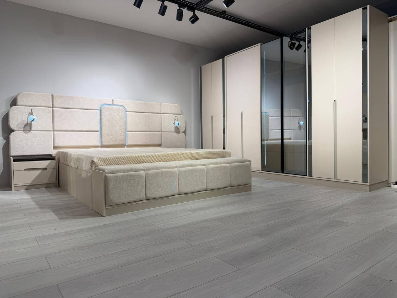 10 قطع كنتور ملحق اناره فول جميع اجزاء الغرفه مجرات سكك مراحل ابواب هيدروليك سرير مخزن شازلون مخزن متوفره الان في معرض الشركه الكائن طريق رفاعي نصر مجاور جامعة اوما الاهليه للاستفسار اكثر يرجى الاتصال على الارقام التاليه 
***********
*********** واتس فايبر تلگرام 
البيع بطريقة النقد والاقساط 
الشد والنقل داخل محافظة ذي قار مجانا
