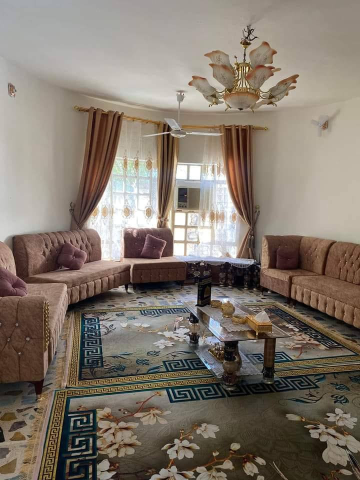 بيت 🏠 للبيع🏠
في حي المثنى خلف الشهداء
 قرب مول 🏬 المثنى
 شارع 15 الفرع الثاني
 يعني شارع التبليط 40 متر
مساحه ال بيت 🏠 315 متر 
البناء درجة اولى 
.للاستفسار يرجي الاتصال على الرقم المكتب الخاص *********** مكتب 🏢وطن للعقار@
