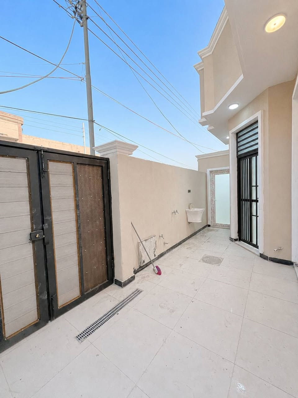 بيت تحفه 100متر شغل درجه اولى وبناء حديث تم اكتماله حديثًا السعر مناسب 90 وبي مجال بسيط
بالاسكان الصناعي بل 3000 شارع تبليط خدمات كامله
البناء // طارمه استقبال وصاله وغرفه ومطبخ وصحيات داخليه وخارجيه ومنور
شراي يتصل واتساب أو خط ***********
