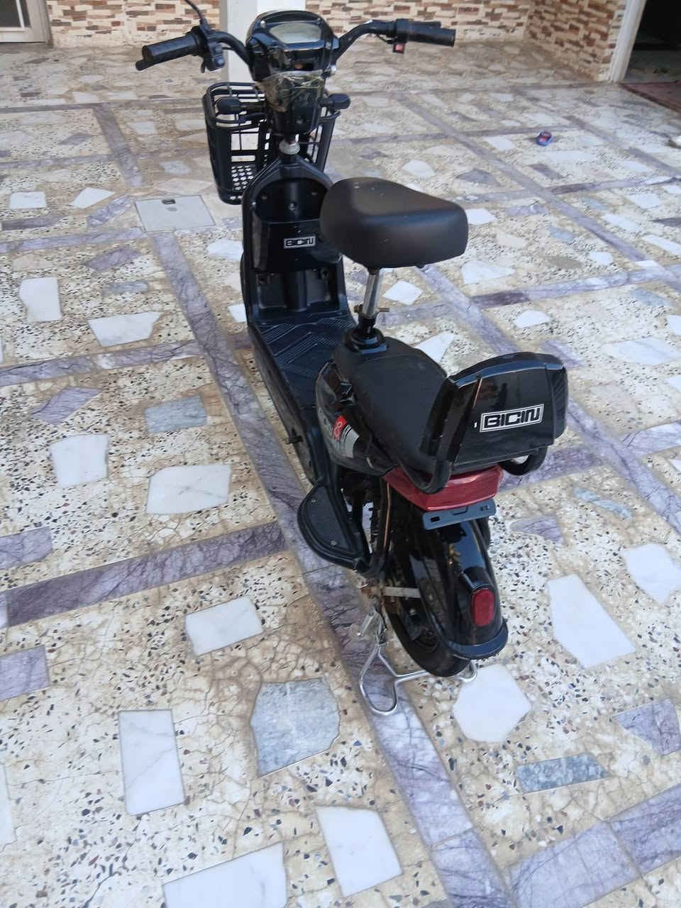 دراجه شحن للبيع تحتوي على اربع بطاريات اصليه وجديد المكان طوريج ام الهوى لاستفسار مراسله الصفحه او الاتصال على رقم ***********
