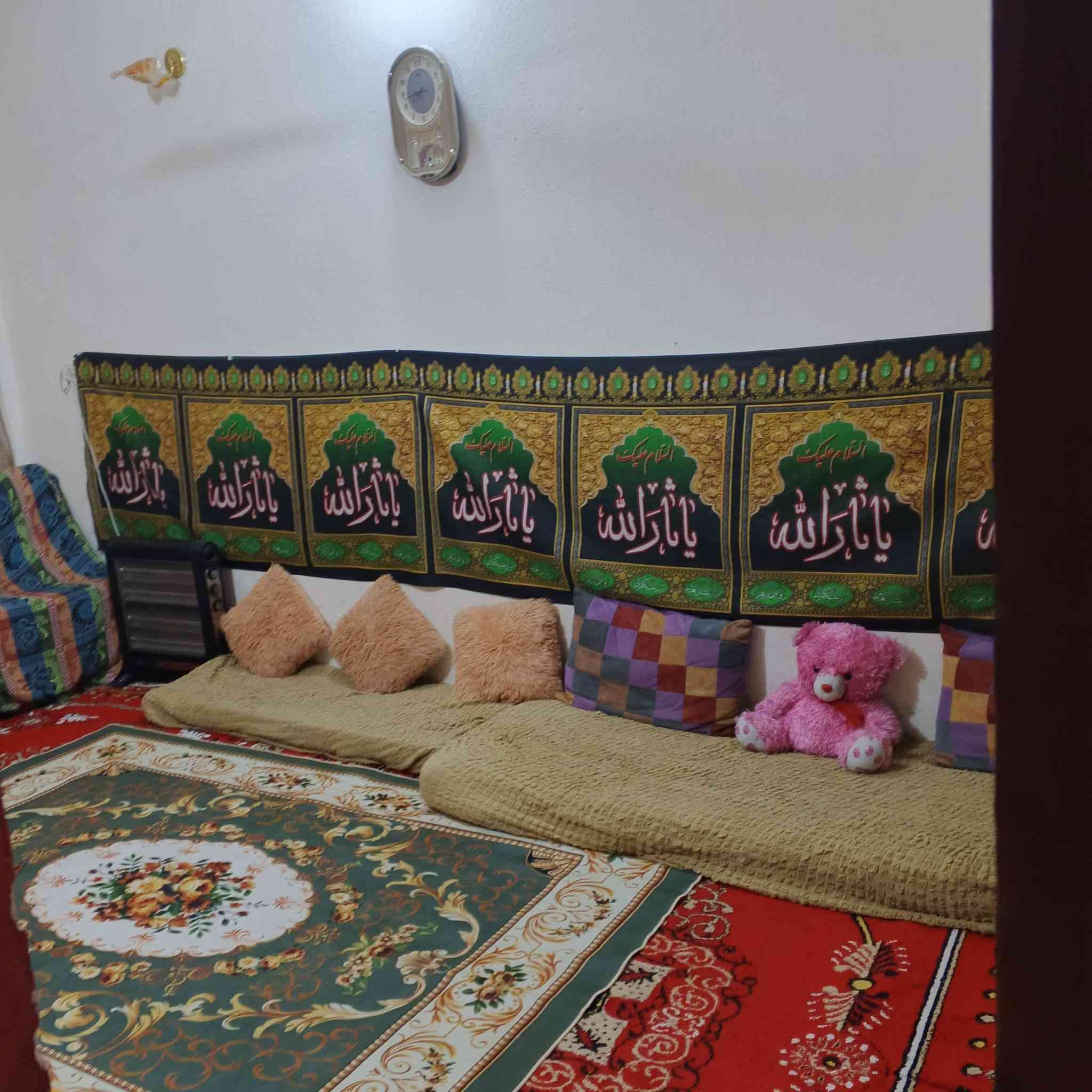 السلام عليكم بيت تجاوز للبيع الغزاليه شارع المشجر المساحه 100م البيت نظيف ومرتب  الأرضية سيراميك وسقف صب مسلح يتكون البيت من استقبال وصاله ومطبخ وغرفة نوم حديقه داخليه وحديقة خارجيه وصحيات وطرمه الاستفسار اكثر رقم الهاتف بي واتساب ***********
