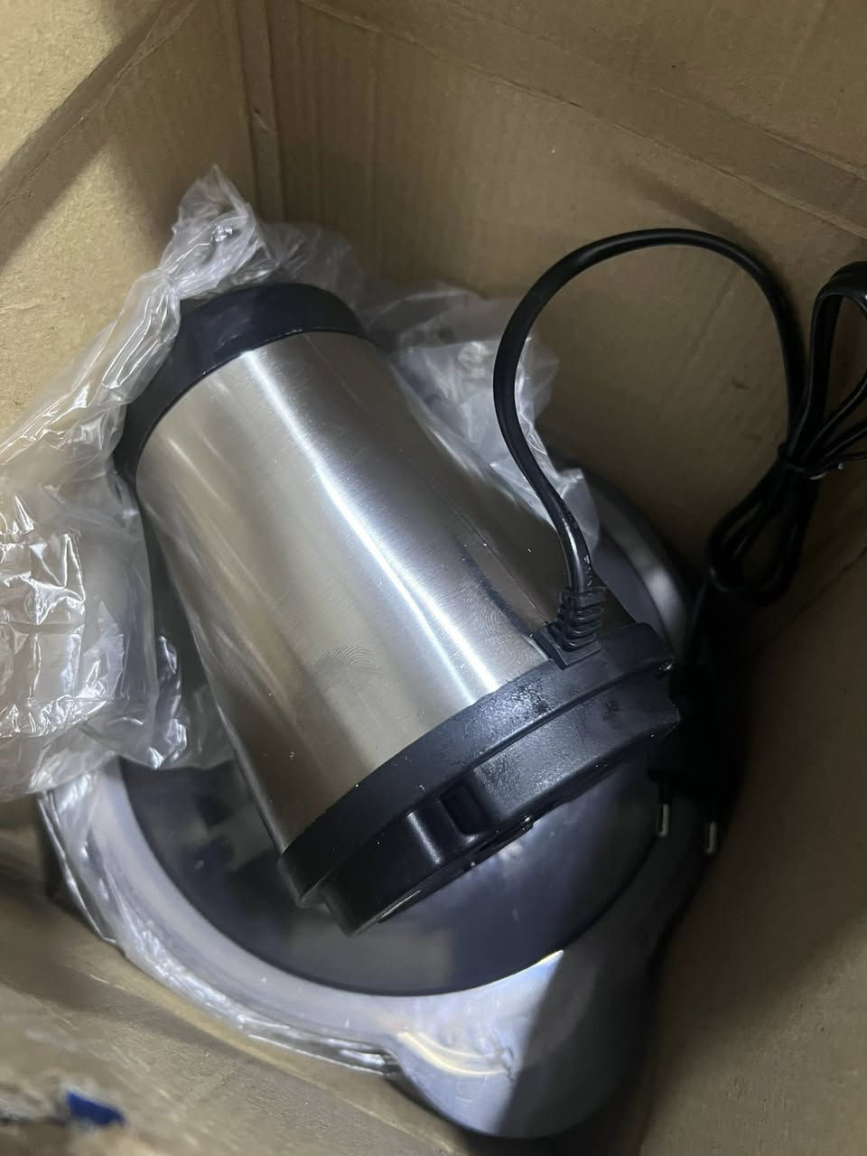 المنتج هو محضرة طعام من العلامة التجارية Kitchen Expert. 
السعة: تأتي بسعة كبيرة تبلغ 3 لتر. 
الوظائف: مناسبة لفرم وطحن مجموعة متنوعة من المكونات مثل اللحوم، البصل، الثوم، والأعشاب. 
التصميم: تتميز بشفرات رباعية الأبعاد مزدوجة الطبقات لضمان فرم متساوٍ، وغالبًا ما تأتي بوعاء زجاجي. 

ب١٠ الف اول تم


**إذا كنت صاحب هذا الإعلان وتريد حذفه لأي سبب، رجاءا أرسل رسالة إلى الدعم الفني**