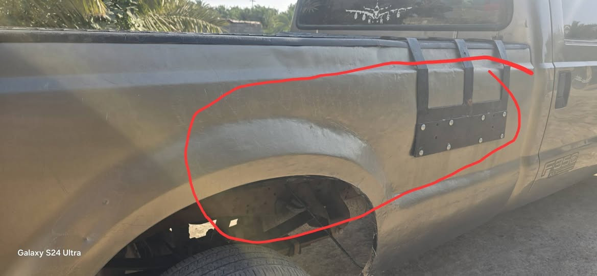 للبيع سيارة حمل نوع فورد F350 بيك أب دبل قمارة (1 طن)، موديل 2007، لون جوزي. 
 (رقم اربيل )

السنوية نافذة لغاية 25/04/2028، والسنوية باسمي.

السيارة مكفولة من الضربة، ما عدا الجاملغ الخلفي المشار إليه بالأحمر. بيها بارد، التبريد نقص غاز

الحدادية جديدة، والكير والمحرك كفالة.

السعر 65 ورقة، وبيها مجال حق الجيه.

العنوان ذي قار قضاء الرفاعي 

***********
