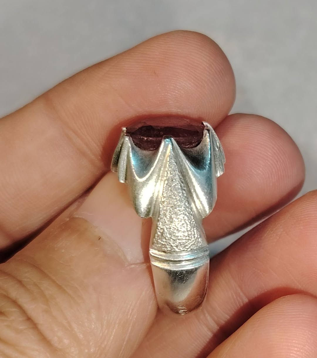 ياقوت احمر أفريقي اصلي  صياغه ثقيلة ومميزه سعر خاص واتساب
***********
