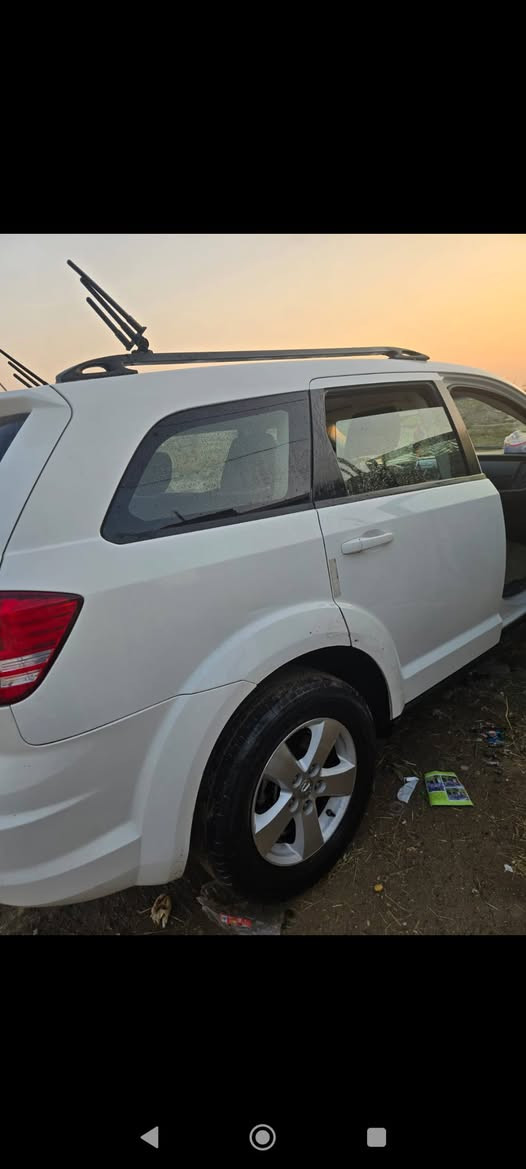 جورني 2010 سياره جاهزه من الدعميه الدعميه رقم بغداد بسمنا مكانها الكوت سعرها 100$يعني شده مكينا 6سلندر *********** بيع فقط بدون مراوس
