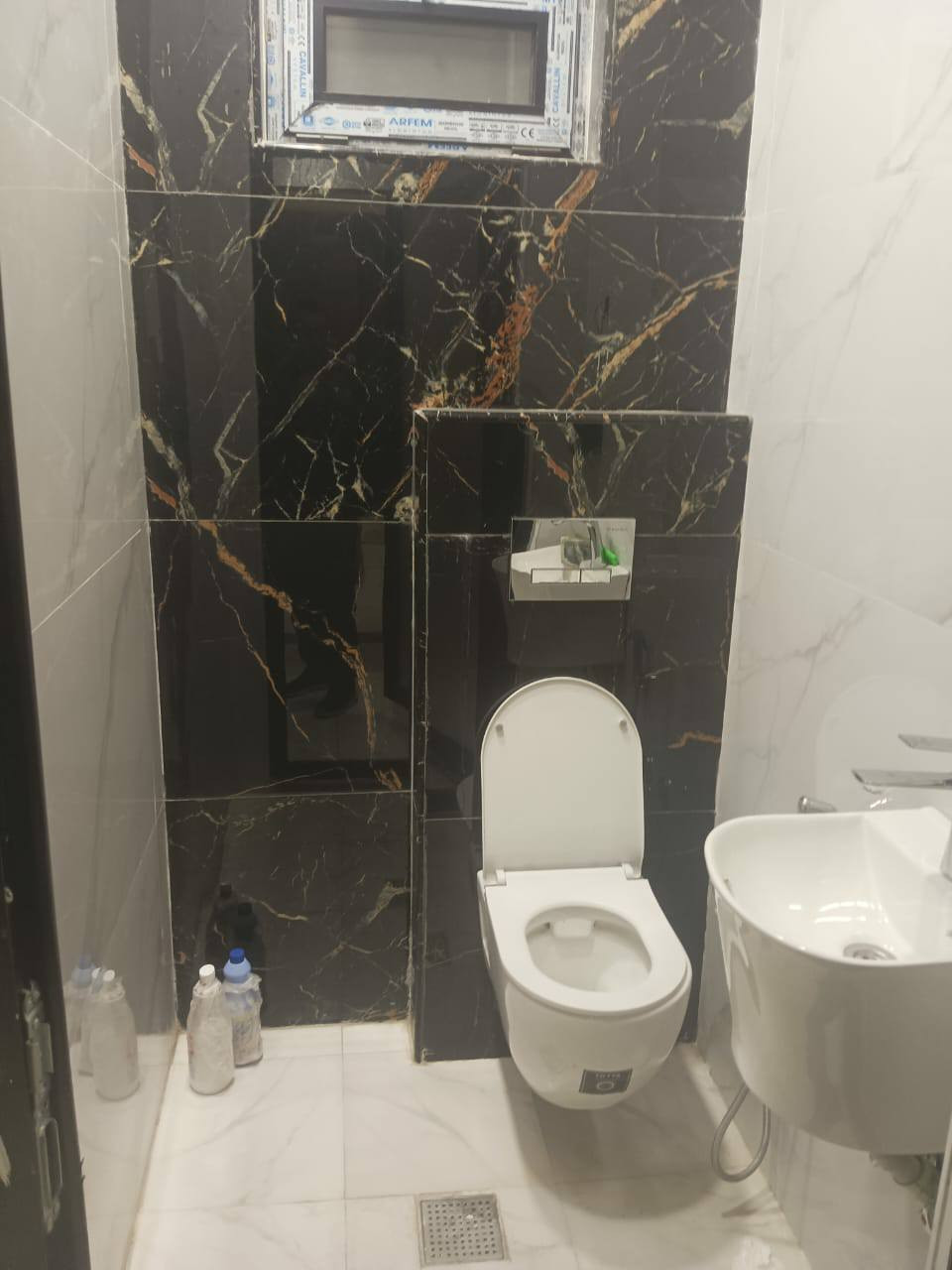 للإيجار شقة ارضيه مساحه 88م غرفتين وصاله وحمامين ومطبخ ومنور وتدفئه وتبريد مركزي الإيجار الشهري 750الف الموقع جسر الربيعي المؤدي الى ساحه الواثق


**إذا كنت صاحب هذا الإعلان وتريد حذفه لأي سبب، رجاءا أرسل رسالة إلى الدعم الفني**