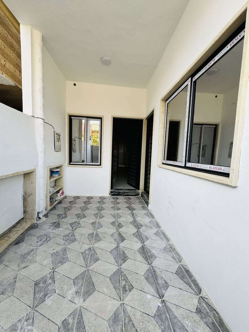 السلام عليكم دار للبيع في حي سومر فرع الحمداني المساحه 100 متر طابق ونص ملك صرف سند طابو الزهور يتكون من غرفتين نوم وهول واستقبال وصحيات عدد 2 وكراج سياره وسطح ناصي وسطح عالي نضام دكتات شبابيك المنيوم سيراميك سقوف ثانويه ابواب تركي حديث سعر مناسب جدا 100مليون وبي مجال بسيط 
مكتب المهند لتجاره العقارات 
***********
***********
***********
