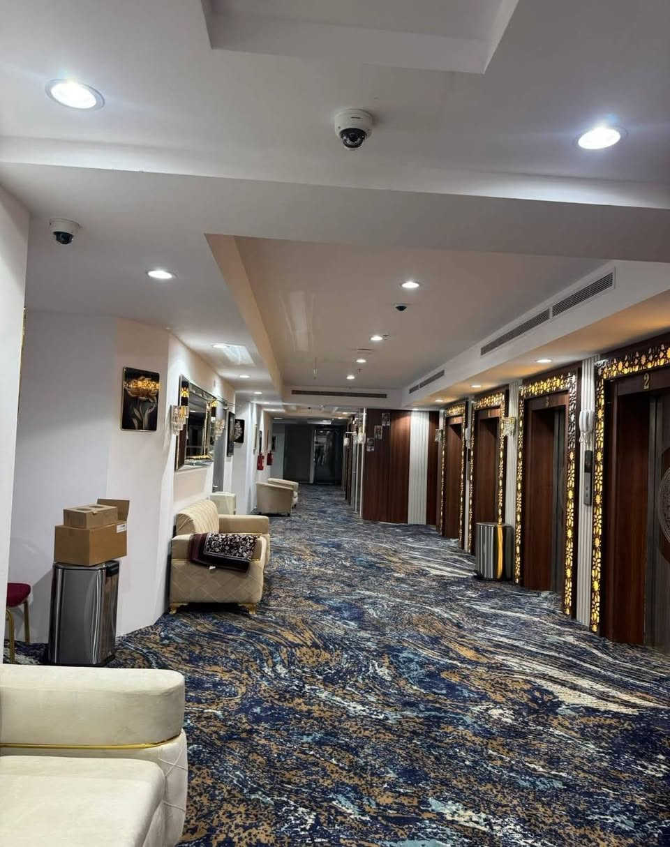 اللهم لك الحمد والشكر بفضل الله وكرمه وتوفيقه علينا بعد النجاح الذي حققناه في رحلاتنا تم التعاقد مع فندق مميز خمسة نجوم في منطقة محبس الجن جهة السقايف المطلة على باصات النقل المجاني من وإلى الحرم المكي (((فندق ميسان المحبس جهة السقايف))))) وهو من أرقى الفنادق وسيكون اسعارة كالتي
♦️أوائل ((((650 $))))
♦️أوأخر ((((900$))))
♦️شهر كامل ((((1100$))
الراغبين مرافقتنا سيكون تسليم الجواز اعتبارأ من يوم غد لغرض حجز له مقعد لان المقاعد محدودة جدأ جدأ 
المتعهد غانم الحسين الجنيد رقم الموبايل *********** قرير المرير
