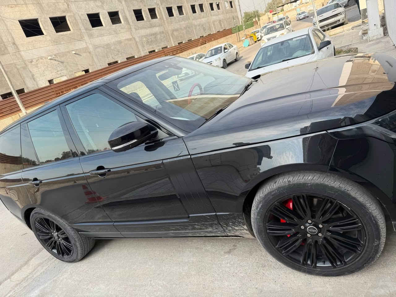 السلام عليكم … اخوان 
رانج روفر فوك 
موديل 2020 رقم بغداد الدولي الجديد 
عداد المسافه 65 الف كيلو متر 
السياره فول مواصفات 
مكينه 6 سلندر
السياره خليجيه ضمان شركه سردار 
كفاله عامه 
مغلفه PPF 
السعر 57000$ وبيه مجال بسيط 
للاتصال *********** 
عنوان بغداد زيونه 
بيع او مراوس Webada East, Gampaha
