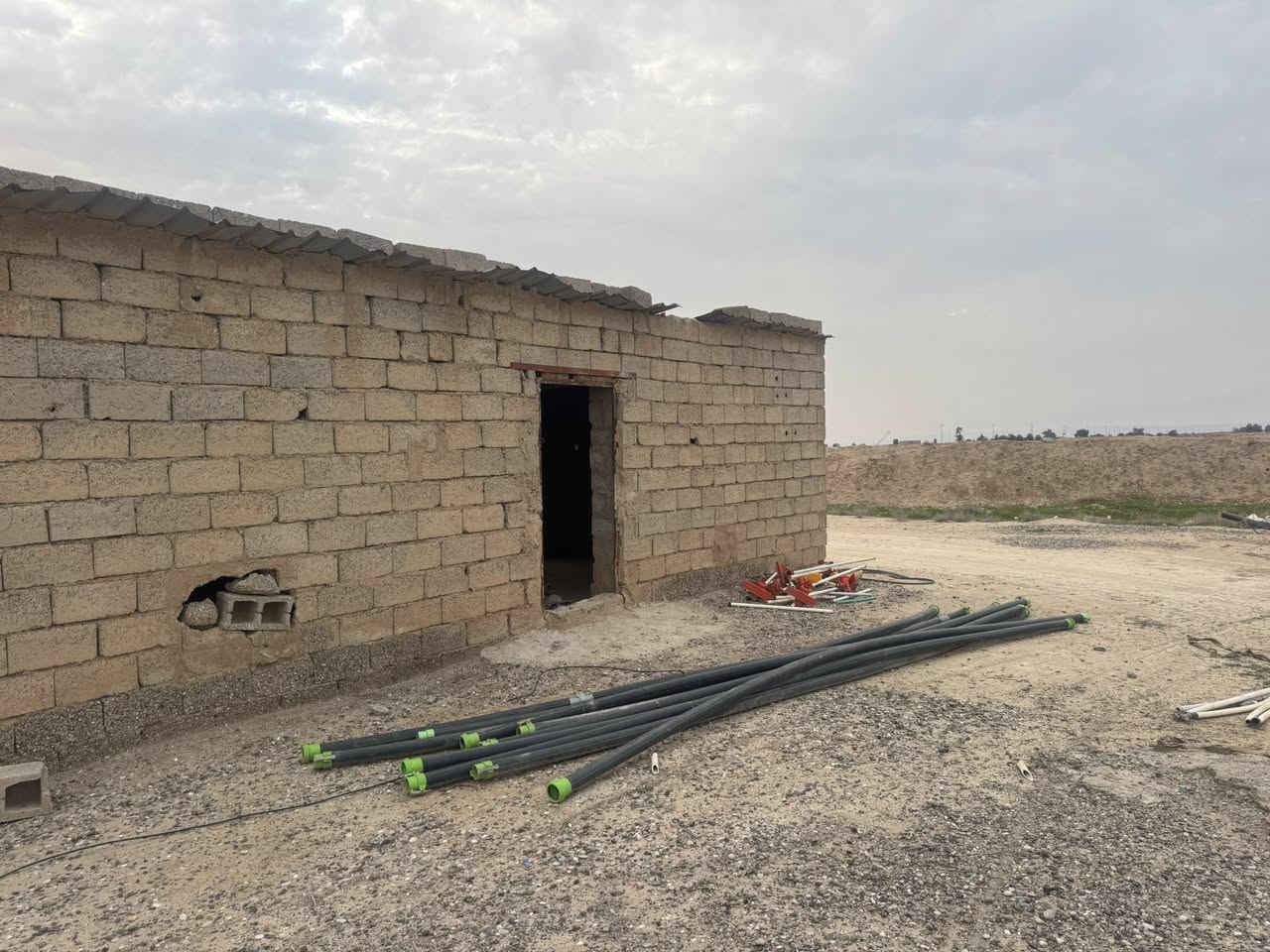 السلام عليكم 50 دونم على طريق الخزيفي بريه العلم بيها غرف سكن وبيها بير ميه فول الفول وبيها محوله خاصه بيها وبيها بورد كهرباء وخط كهرباء والأرض. مفلوحه حنطه الآن ارض سمينه وعدله حيل ومرتبه الي حاب يتصل بريه العلم صلاح الدين الشراي يتصل السعر 1500 غير قابل للتفاوض من الأخير ***********
