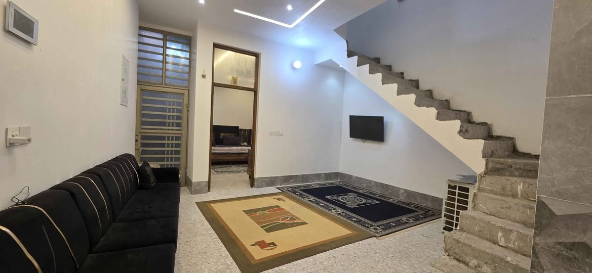 سلام عليكم مرخصةمديرالاكروب بيت ١٤٠ متر واجه ٧ بناء درجه اولى فول شكد متعوب عليه وتجي اجيك وشوف من كول نواحي شغل درجه اولى طابقين غرفتين نوم  سويتات مطبخ  سطح كراج كبير صحيات ٣ كامرات وحاكيه صورت صوت البيت عمل اناره مع سقف برو فايل حديد درجه اوله بيبان خشب درجه اوله رفت ٥٠ سم على فرع رئيسي ليس داخل فرع عرض ١١ خدمات كامله فول كماليه حي السلام شارع المستشفى الجديد وسعر بالنسبه المنطقه مناسب اتصل وتدلل *********** الخالص, ديالى
