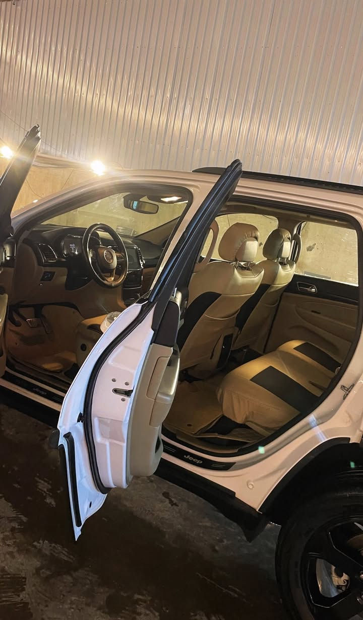 ‎جيب شيروكي بلاك توب 2019 خليجي
‎رقم بغداد
ماشيه 70 الف كيلو /44 الف ميل
‎ ⁃ فتحة سقف - كشنات كهرباء  - رادار خلفي امامي -رادار جانبي النقطة العمياء حساسات امامية وخلفية- شاشة كبيره- محرك 6 سلندر - زراكات ماء لايت- كير طيارة 8 نمر -دفع رباعي 4*4 - كشنات 
جلد بيجي - توقف ذاتي  
السيارة متتعب بيها گير ومحرك وصدر مكفولات سيارة نظيفة ومناقصها شي وماشية قليل 
السعر 270 بيها مجال قليل
رقم الهاتف ***********
مكان السيارة واسط الكوت
