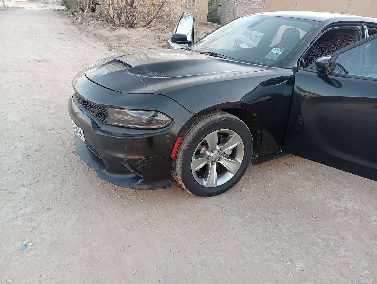 السلام عليكم
جارجر2017 SRT 
رقم بغداد دولي 
حادثها  جاملغ صوب العبري مبدل اصلي  
محرك3600 
ويل20
شاشه 
كامره خلفيه
حساس خلفي
كشنات حضن جلد داخل احمر
تشغيل عن بعد  
السعر 175وبيها مجال 
الديوانية غماس 
*********** واتساب واتصال
