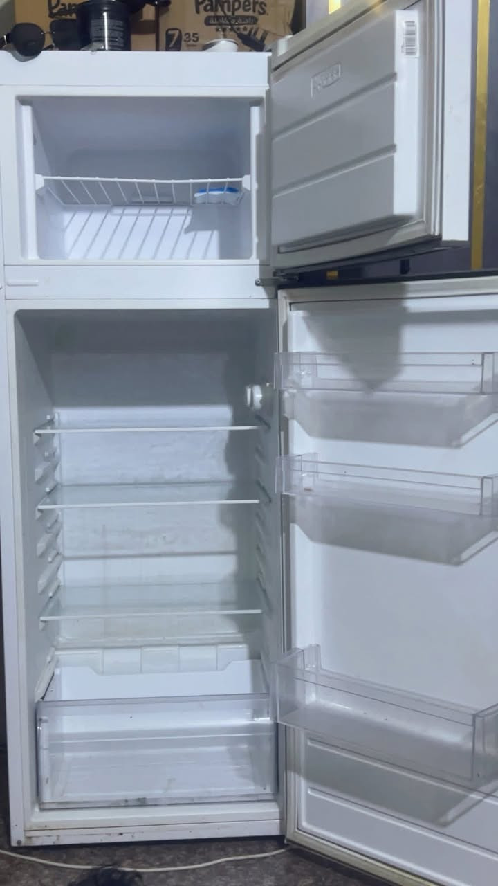 ثلاجات عدد ٣ عارضات ٢وثلاجه للبيع استخدام شهر فقط العنوان بغداد الشالجيه قرب نادي الزوراء ***********
