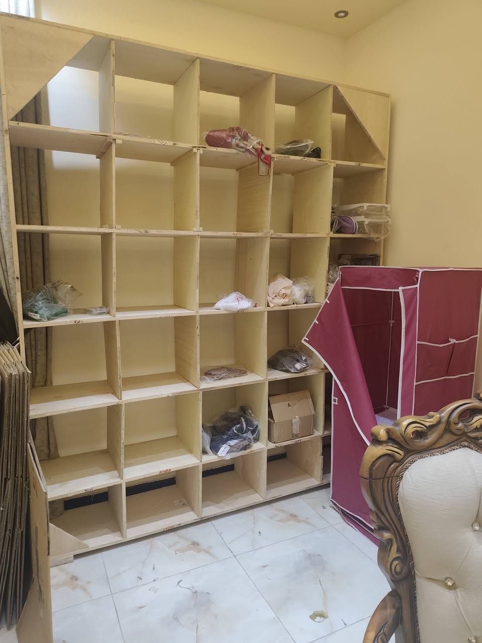 السلام عليكم للبيع فاترينات ٣ ورفوف خشب وسلال كبيرة وكارتونات للتواصل على الرقم‏ ‪***********‬‏
