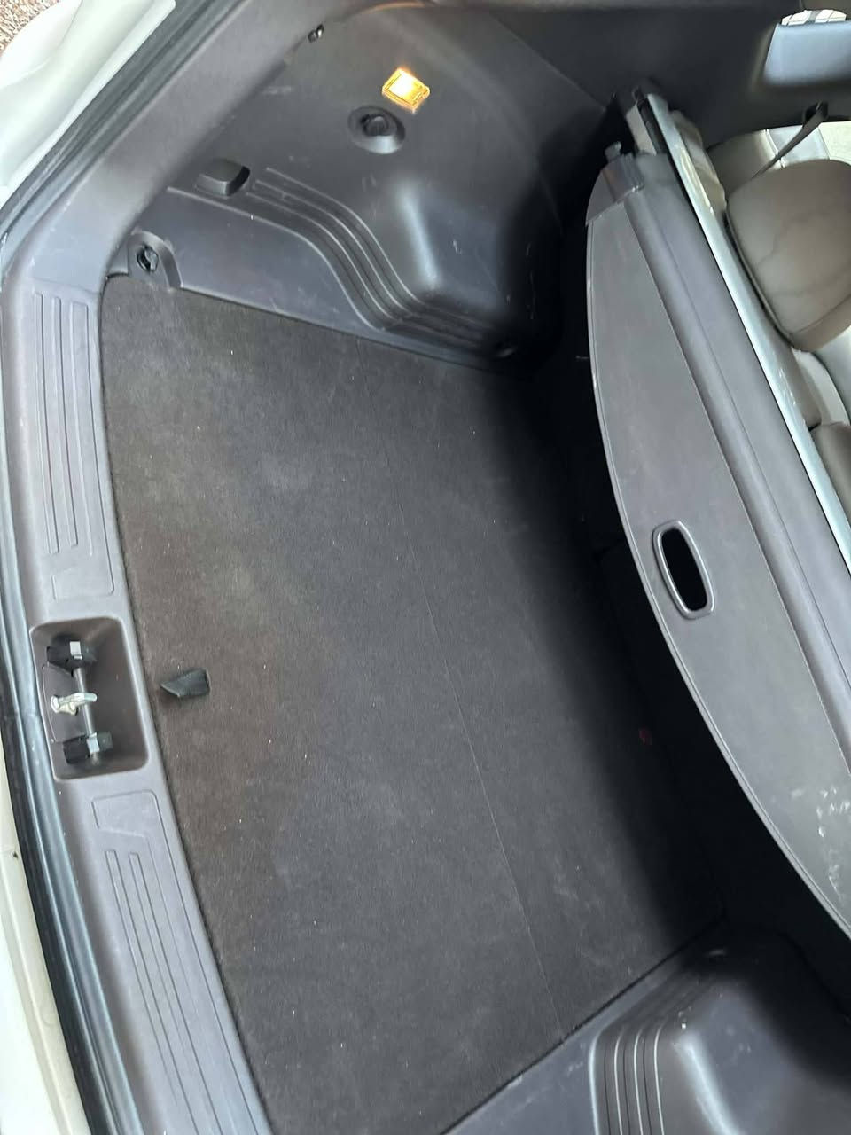 سلام عليكم توسان خليجي موديل 2014 مكفوله من صبغ بيها صبغ ربع دعاميه
وبيها بارد قبغ جنطه ع كد شبر مكينه كير مكفوله رقم جديد ماشي ٦٦ الف
مواصفات عاديه 160$ 
مكاني بغداد الشعب شارع الصحة ***********
