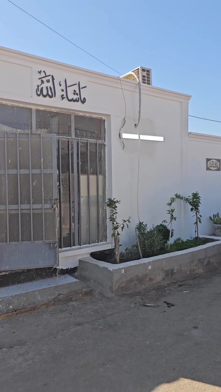 يالله بيت مع اسواق  للبيع طابو زراعي سند 25 المساحه 300 متر بناء حديث يتكون من غرفتين نوم وصاله ومطبخ وستقبال صحيات داخليه وخارجيه منور كراج سياره 
كافه الخدمات 
العنوان 
طوريج الحولي منطقه الكطع قرب مجمع جوهره طوريج 
معروض لدى مكتب بيروت للعقار الكائن في طوريج حي الجمعيه 
للتواصل ***********//***********
